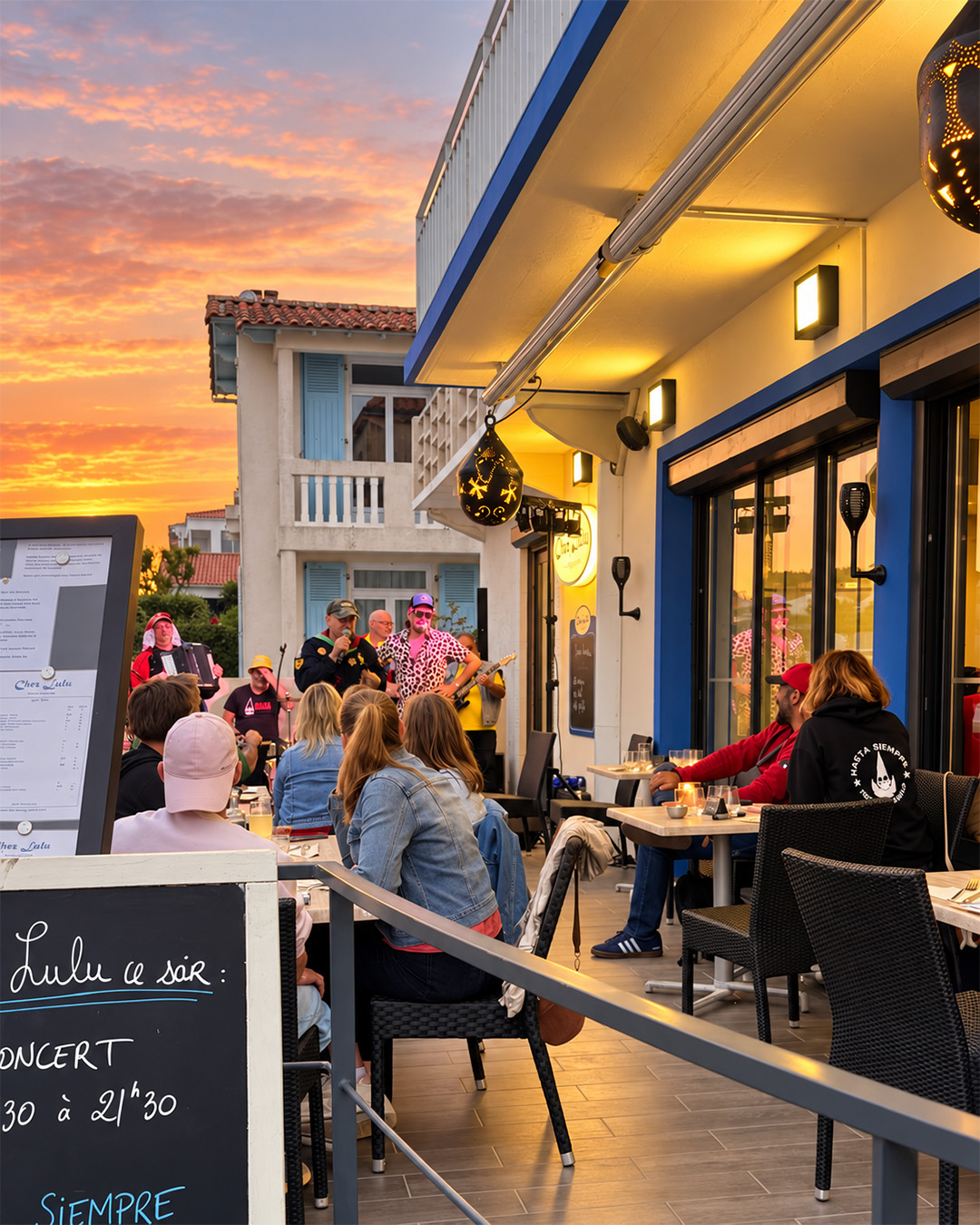 Int&eacute;rieur de Chez Lulu avec le comptoir, des bouteilles et des clients attabl&eacute;s