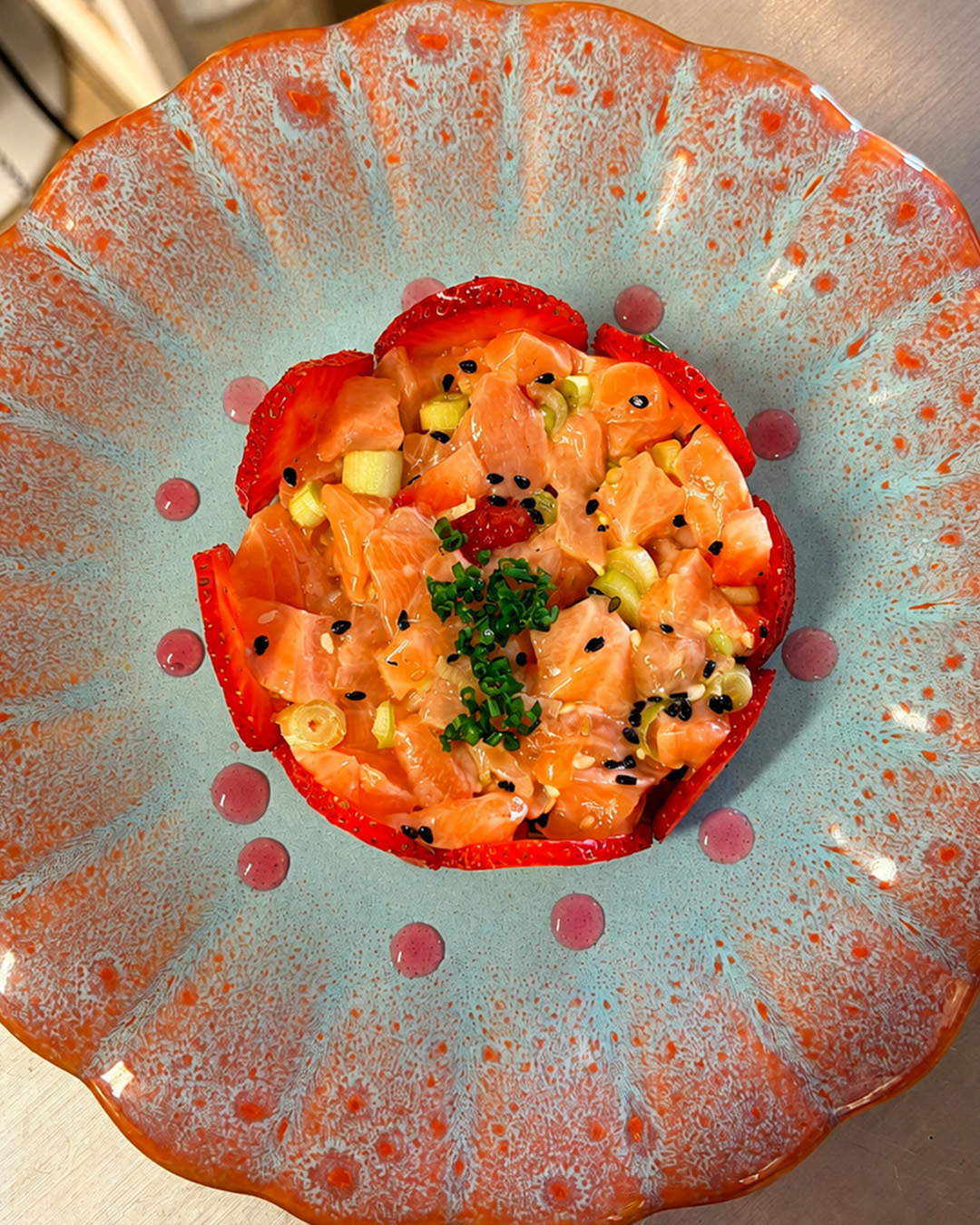 Assiette de saumon et fraises, vue du dessus