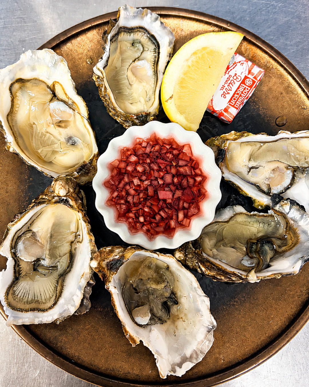 Plateau d’huîtres avec citron et condiment, vu du dessus